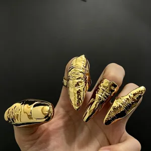 Grote gouden metalen vingerringen neppe nagels sieraden punk onregelmatige venom stijl