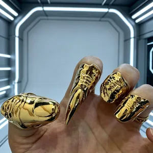 Gouden metalen klauwring, opvallende punk vloeibare venom vinger statement sieraden.
