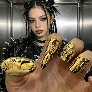 Detailopname van edgy cyberpunk stijl gouden metalen klauwring, punk rock statement sieraden.