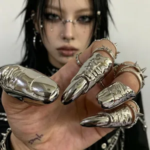 Gotische metalen vingerpantserringen, overdreven venom stijl onregelmatige nagelringen.