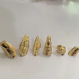 Overdreven gothische gouden vingernagel ringen onregelmatige metalen knokkel ringen