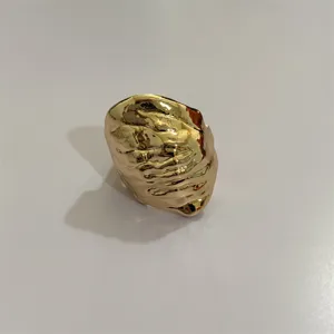 Overdreven onregelmatige metallische venom stijl ring, chic gouden vloeibaar design sieraad.