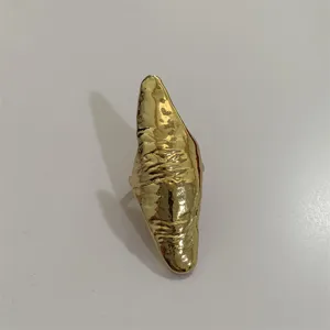 Overdreven onregelmatige gouden metalen ring statement gotische nagel pantser sieraden