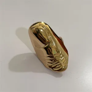 Overdreven metalen vingerring onregelmatige gif stijl punk goth sieraden accessoire.