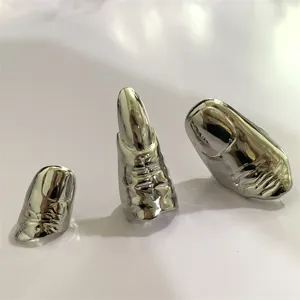 Metalen vingerring detail, met onregelmatige vloeibare zilveren nagelpantser in punkstijl.