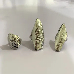 Punk stijl onregelmatige vloeibare metalen vingerringen, overdreven design sieraden.