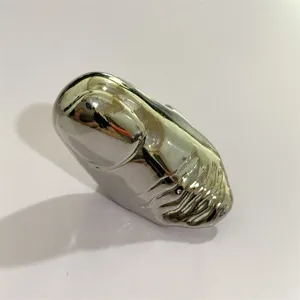 Close-up van een unieke vloeibare metalen ring, avant-garde punk vingerpantser detailweergave.