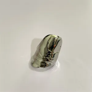 Detailopname van een edgy vloeibaar metaal onregelmatige vingerring, unieke venom stijl accessoire.