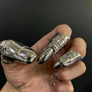 Overdreven vloeibaar metalen vingerharnas ringen, cyberpunk gothische nagelringen.