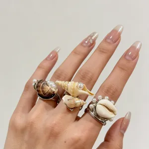 Détail de bague perle coquillage naturel fait main, bijoux de vacances style océan femme.