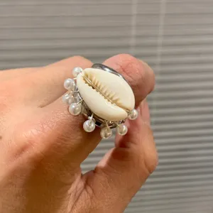 Vue détaillée de la bague coquillage et perles faite main, texture style océan unique.
