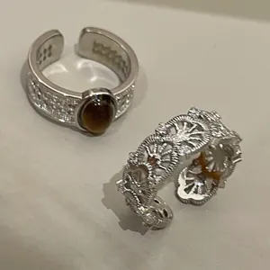 Verstelbare vintage zilveren opengewerkte ring met imitatie tijgeroog voor dames.