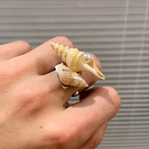 Bague coquillage de mer naturelle style océan faite à main avec perle pour vacances élégantes.