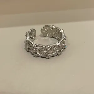 Zilveren open ring met een ingewikkeld opengewerkt patroon, verstelbare vintage ring.