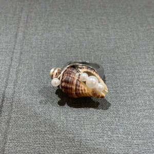 Vue detaillee de la belle bague de perle coquillage naturel style ocean fait main.