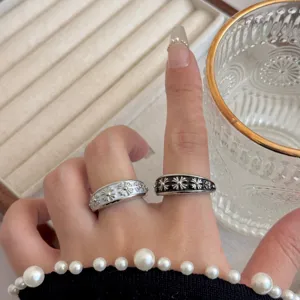 Dettaglio ravvicinato di anello croce in smalto stile punk, anello aperto regolabile.
