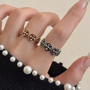 Primo piano dettagliato dell'anello a croce in smalto artigianale, con stile gotico.