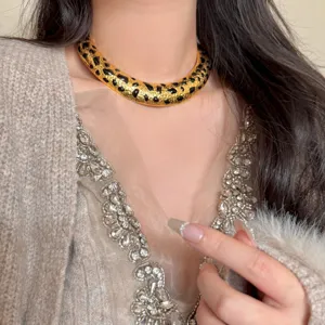 Collar de gargantilla de oro grueso y elegante con manchas de leopardo de esmalte.