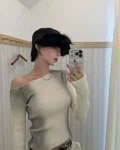 Chic faux fur spliced wool naval hat for women, warm winter fashion flat top equestrian hat detail.