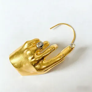 Ear cuff a forma di mano dorata con anello di cristallo brillante, orecchino vintage di design chic.