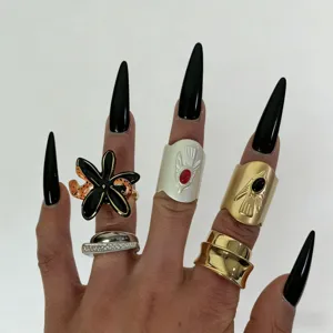 Gedetailleerde artistieke emaille ringen met bloemen- en surrealistische handmotieven.
