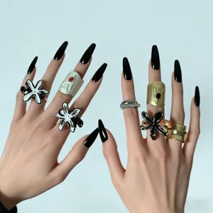 Artistiek emaille statement ringenset met opvallende bloem- en handmotieven voor dames.