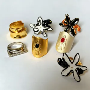 Artistieke geëmailleerde ringenset met unieke bloemige luipaard- en palmontwerpen voor stijl.