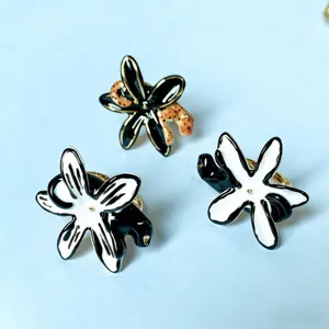 Gedetailleerd overzicht van artistieke geëmailleerde ringen met bloem- en diermotieven.