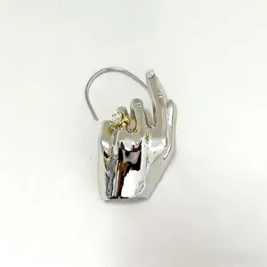 Cuffia per orecchio a forma di mano metallica con anello, orecchino punk senza piercing
