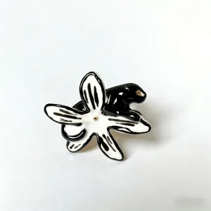 Close-up detail van de zwarte panter en witte bloem emaille ring, luxe sieraden.