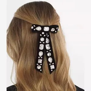 Fiocco per capelli in velluto nero con strass brillanti, elegante fermaglio dettaglio.