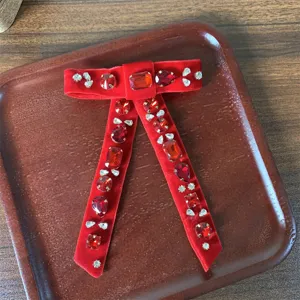 Squisita spilla con fiocco in velluto rosso e strass, cristalli brillanti per camicie eleganti.