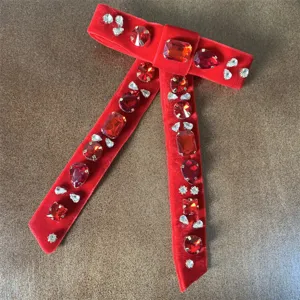 Spilla con fiocco in velluto rosso con strass scintillanti, elegante cravatta di cristallo.