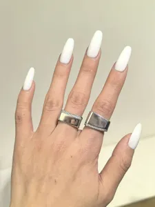 Anello aperto in metallo largo con superficie liscia e strass micro-incastonati donna.
