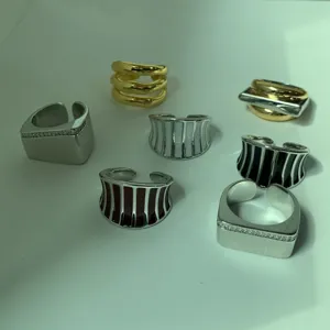 Anello aperto largo e chic con strisce di smalto e zirconi per uso quotidiano.