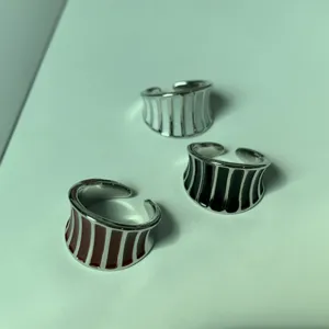 Anello aperto rigato in smalto largo, dettaglio di gioielli in metallo elegante e chic.