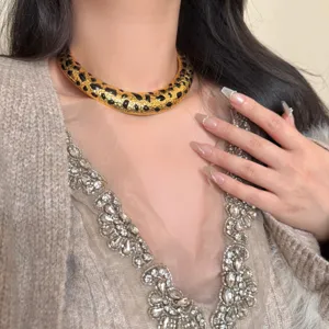 Primer plano detallado del collar choker geométrico de leopardo de esmalte dorado estilo francés.