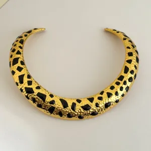 Chic collar choker de color dorado con estampado geométrico negro, joyería de moda elegante.