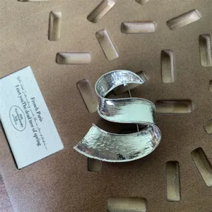 Élégante broche lettre S en métal argenté, accessoire de mode tendance pour la saison d'hiver.