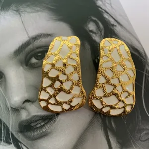 Pendientes geométricos irregulares esmalte blanco chapado oro estilo vintage francés chic.