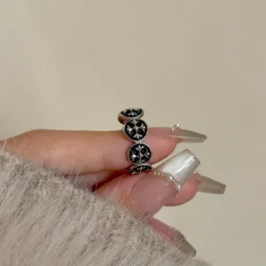 Anello impilabile gotico con croce in smalto, gioiello da dito regolabile in stile punk trendy.
