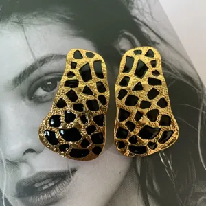 Pendientes geométricos irregulares de esmalte oro y negro, joyería elegante de estilo vintage.