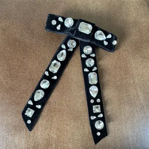 Primo piano dettagliato dell'elegante fiocco in nastro di velluto nero impreziosito da strass.