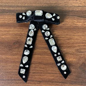 Spilla con fiocco in velluto nero con strass brillanti, elegante accessorio per camicie.