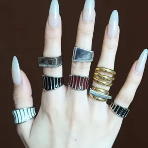 Anello aperto largo a strisce in smalto metallico, gioielli versatili micro-pavè lisci.