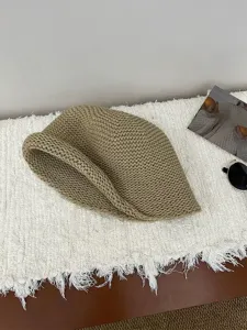 Dettaglio in primo piano dell'accogliente cappello da pescatore in lana lavorata maglia.