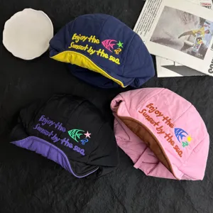 Koreastil gesteppte Winter Bombermuetze mit warmen Ohrenklappen und Stickerei Design.