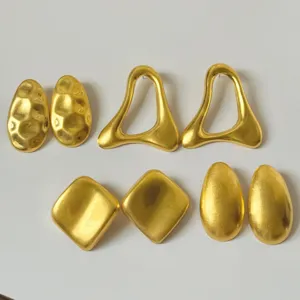 Ensemble boucles d'oreilles géométriques or mat irrégulier, cloisons chics élégantes femmes.