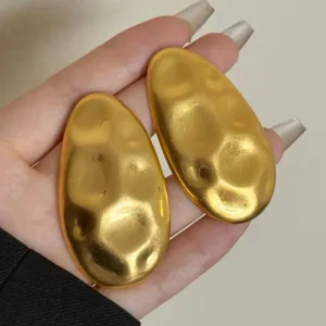 Boucles d'oreilles ovales dorées irrégulières exagérées, bijoux tendance pour femmes.