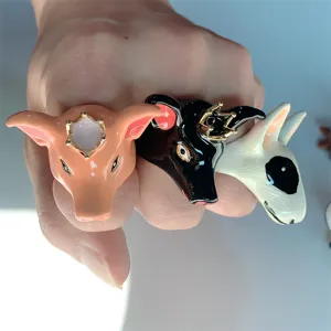 Set di anelli in smalto con animali carini, maialino rosa, toro nero e bull terrier bianco.